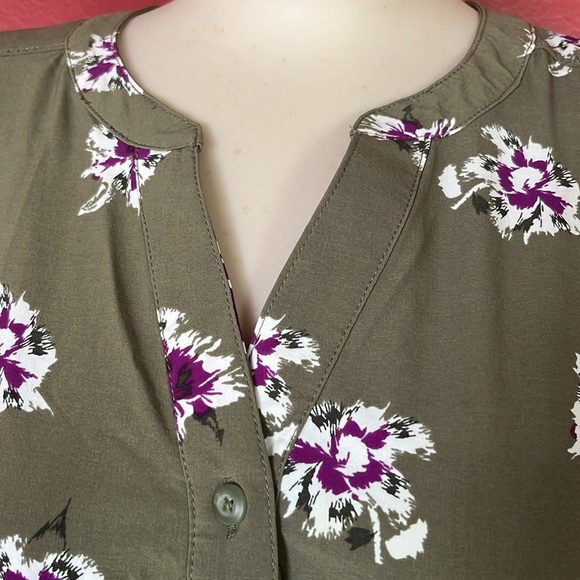 BNWOT Duluth trading company, green floral top - Picture 2 of 16